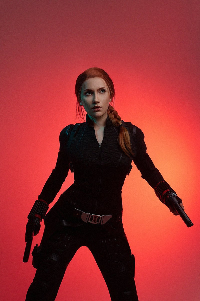 戰鬥服也難掩性感身材！俄妹COS《惡靈古堡》吉爾賞！