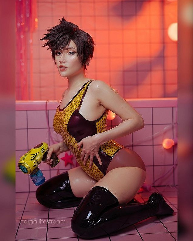 戰鬥服也難掩性感身材！俄妹COS《惡靈古堡》吉爾賞！