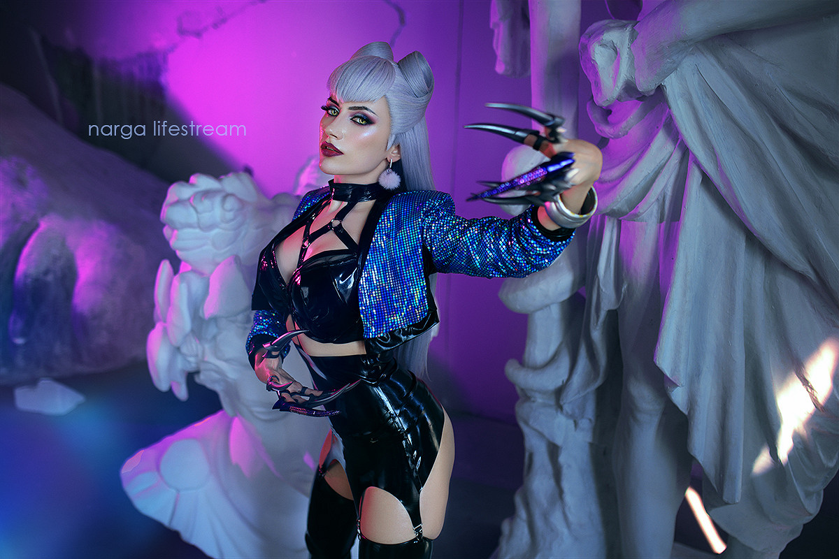 戰鬥服也難掩性感身材！俄妹COS《惡靈古堡》吉爾賞！