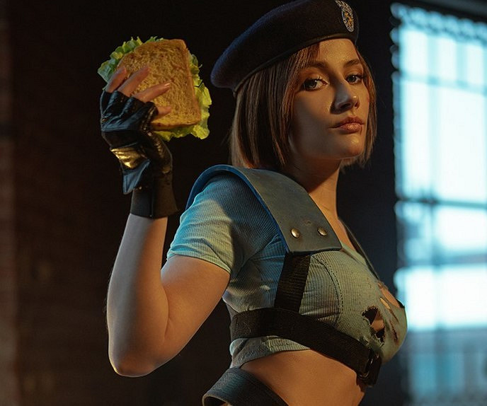 戰鬥服也難掩性感身材！俄妹COS《惡靈古堡》吉爾賞！