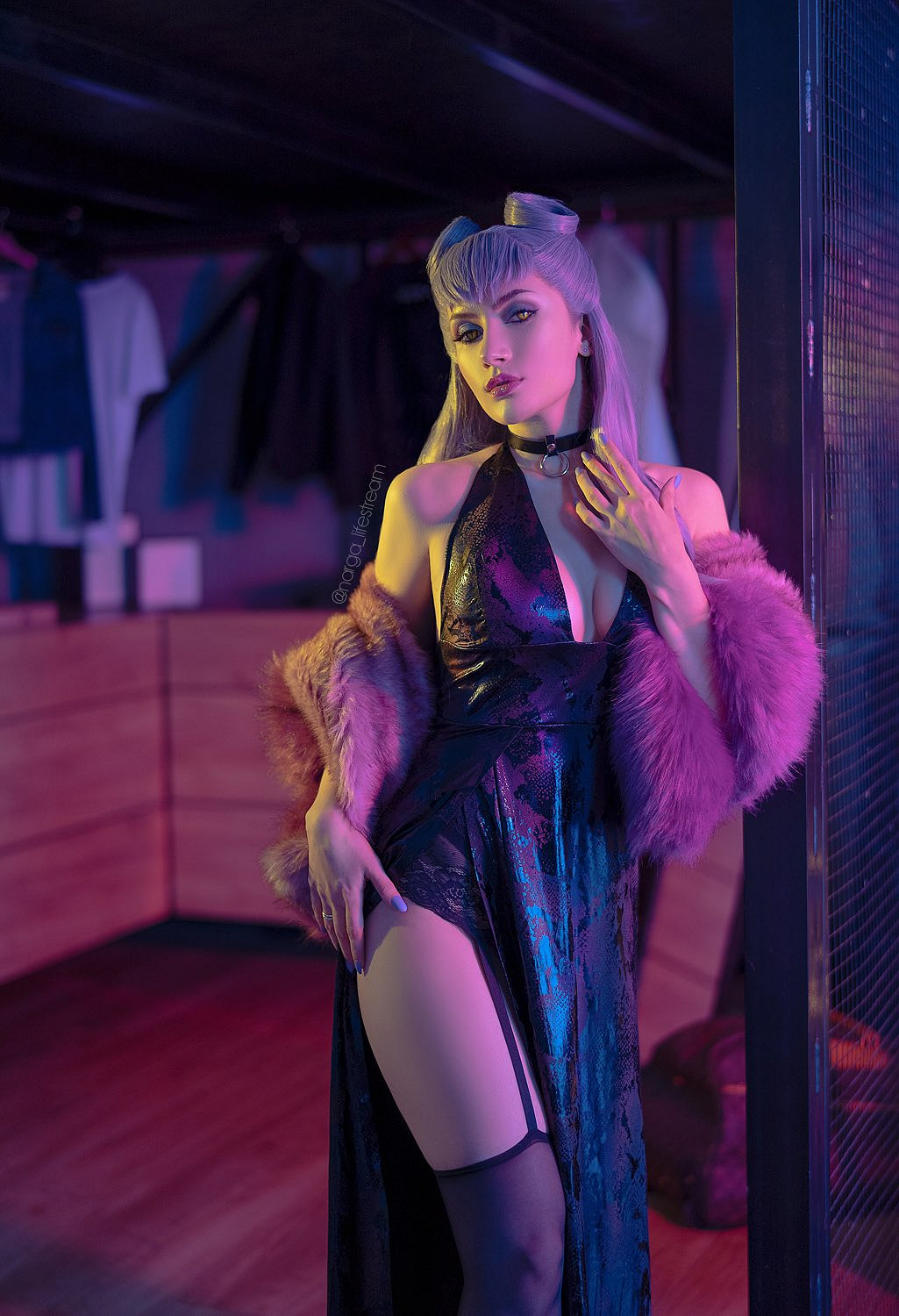 戰鬥服也難掩性感身材！俄妹COS《惡靈古堡》吉爾賞！