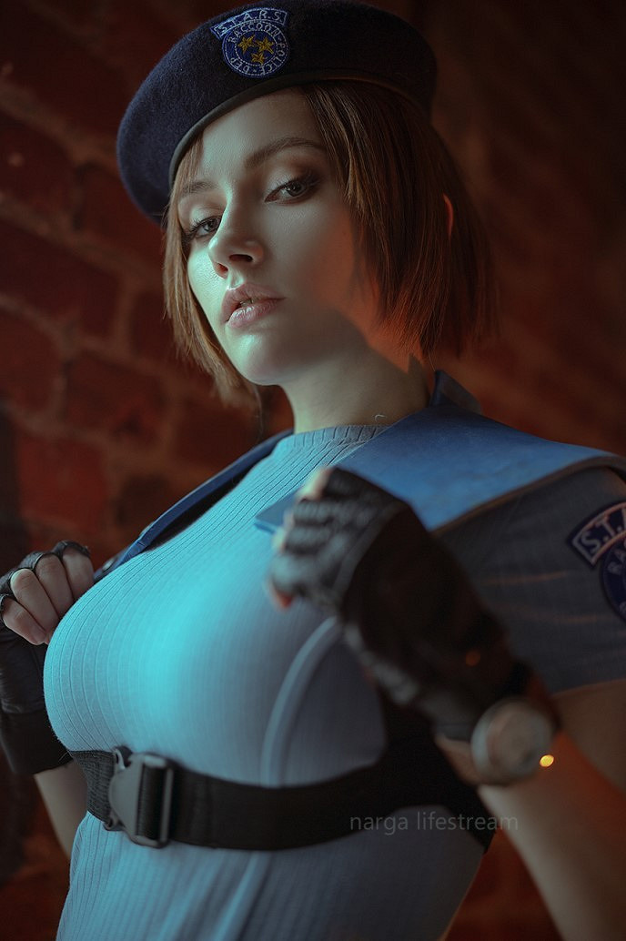 戰鬥服也難掩性感身材！俄妹COS《惡靈古堡》吉爾賞！