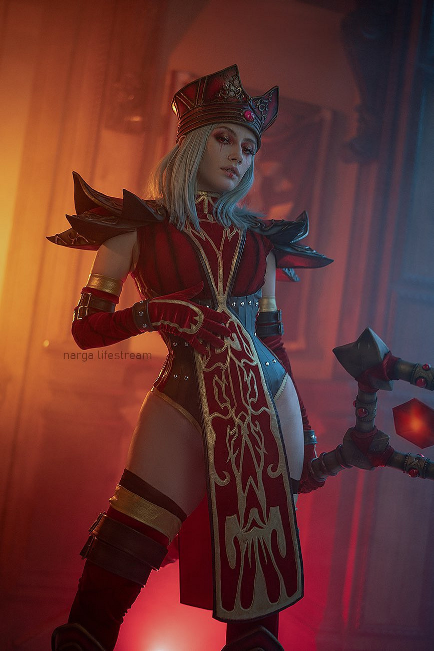 戰鬥服也難掩性感身材！俄妹COS《惡靈古堡》吉爾賞！