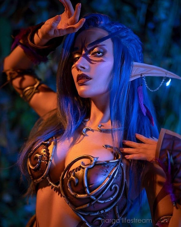 戰鬥服也難掩性感身材！俄妹COS《惡靈古堡》吉爾賞！