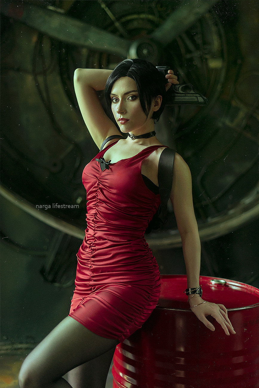 戰鬥服也難掩性感身材！俄妹COS《惡靈古堡》吉爾賞！