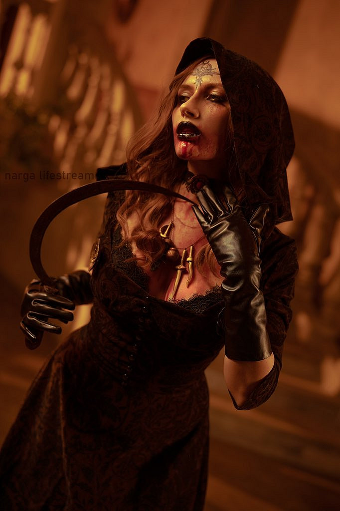 戰鬥服也難掩性感身材！俄妹COS《惡靈古堡》吉爾賞！