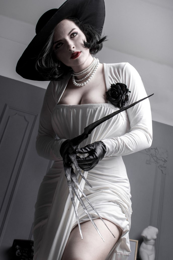 俄羅斯小姐姐COS《魔兵驚天錄》：緊身膠衣貝優妮塔！