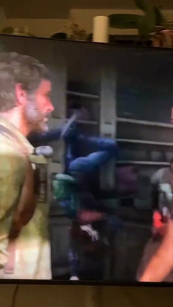 《最後的生還者》PC版奇葩Bug：艾利倒掛旋轉