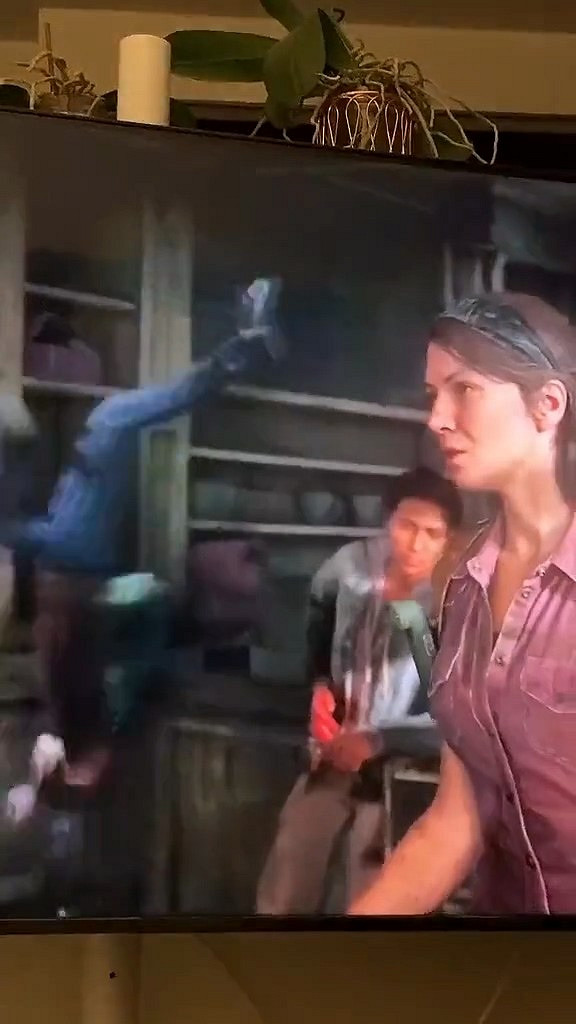 《最後的生還者》PC版奇葩Bug：艾利倒掛旋轉