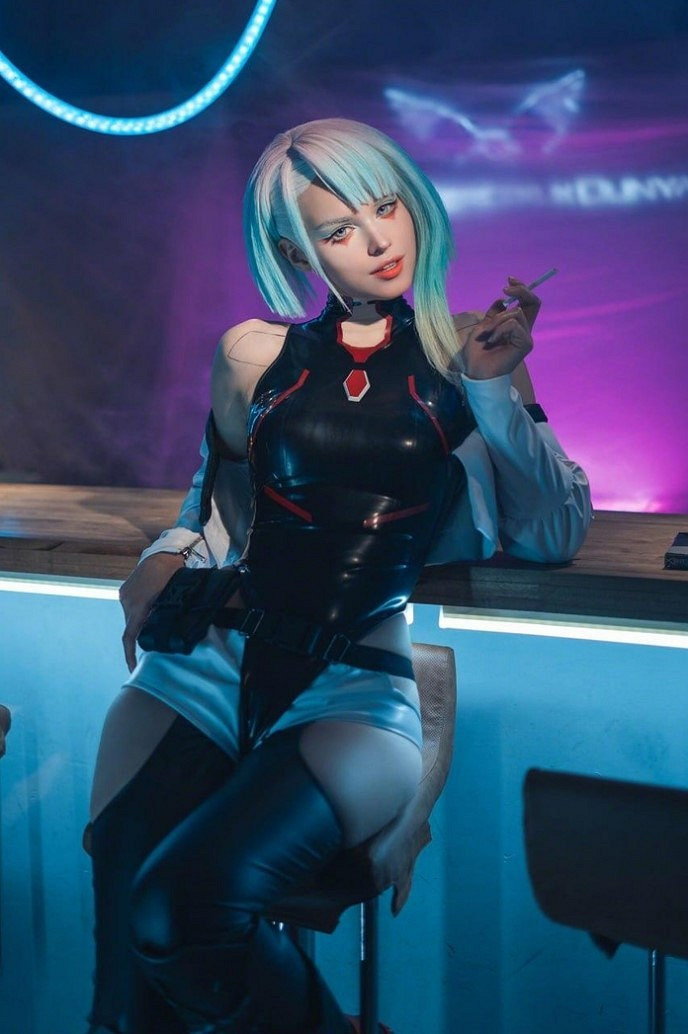 俄羅斯小姐姐COS《邊緣行者》：緊身膠衣勒肉感露西！