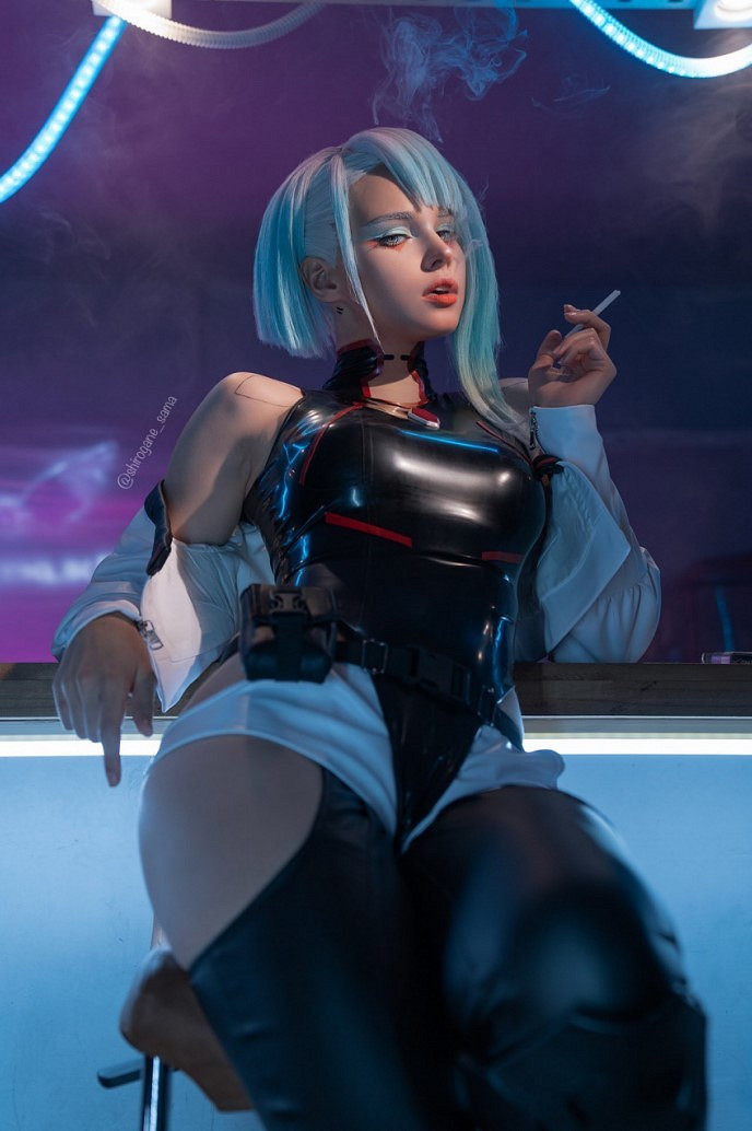 俄羅斯小姐姐COS《邊緣行者》：緊身膠衣勒肉感露西！