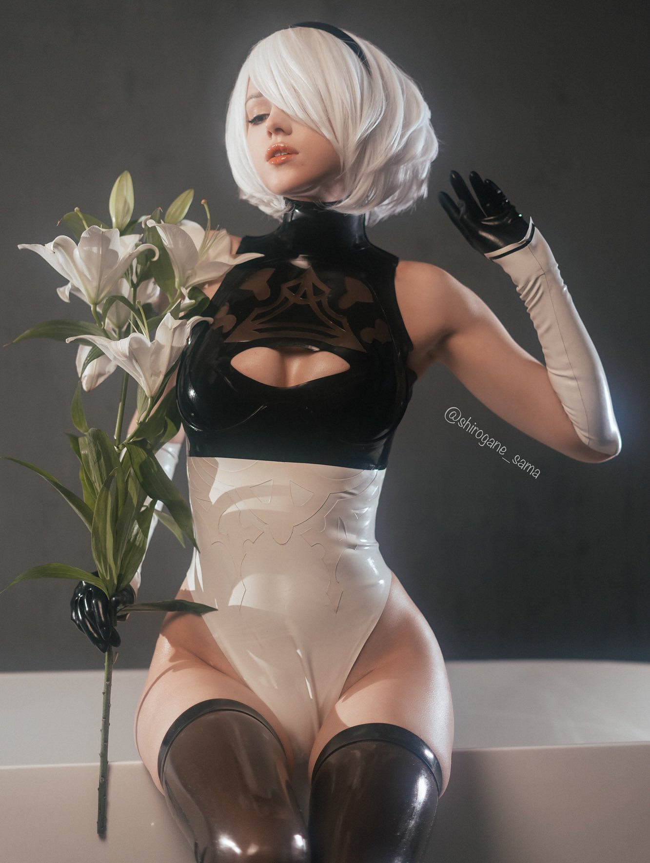 俄羅斯小姐姐COS《邊緣行者》：緊身膠衣勒肉感露西！