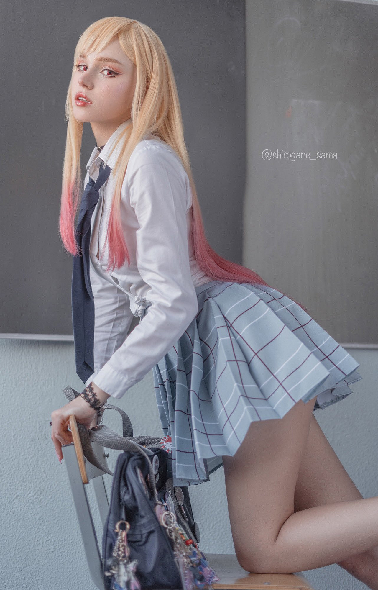 俄羅斯小姐姐COS《邊緣行者》：緊身膠衣勒肉感露西！