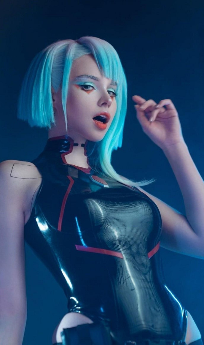 俄羅斯小姐姐COS《邊緣行者》：緊身膠衣勒肉感露西！