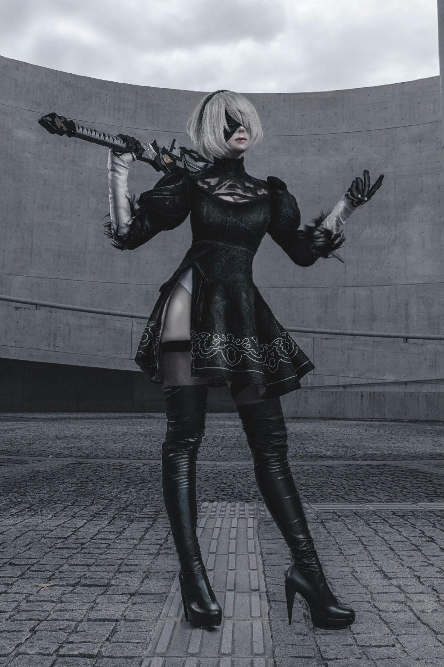 櫻花妹COS《尼爾》：黑色蕾絲高叉背心超性感2B小姐姐