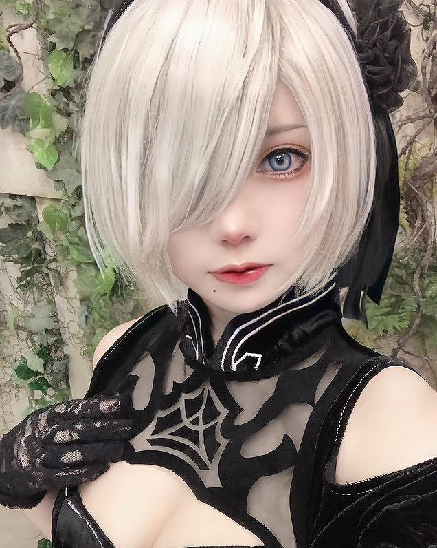 櫻花妹COS《尼爾》：黑色蕾絲高叉背心超性感2B小姐姐