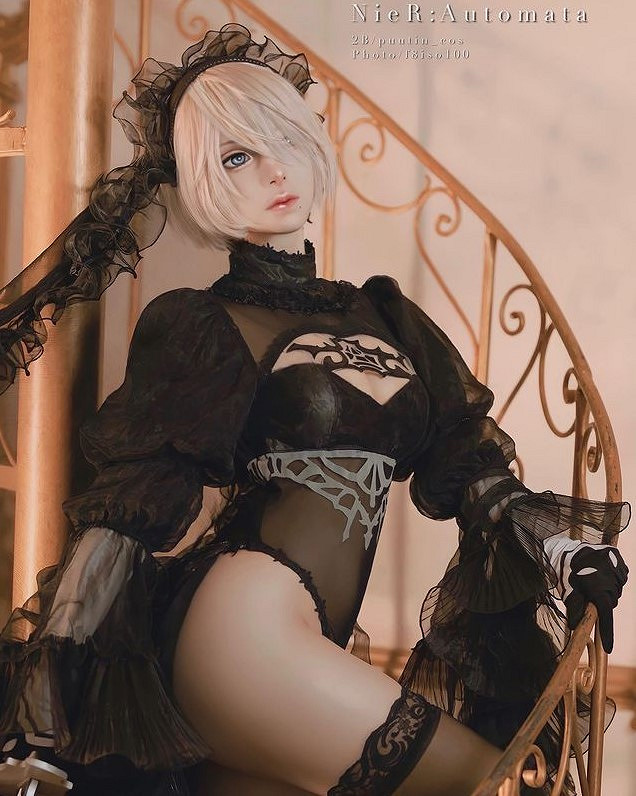 櫻花妹COS《尼爾》：黑色蕾絲高叉背心超性感2B小姐姐