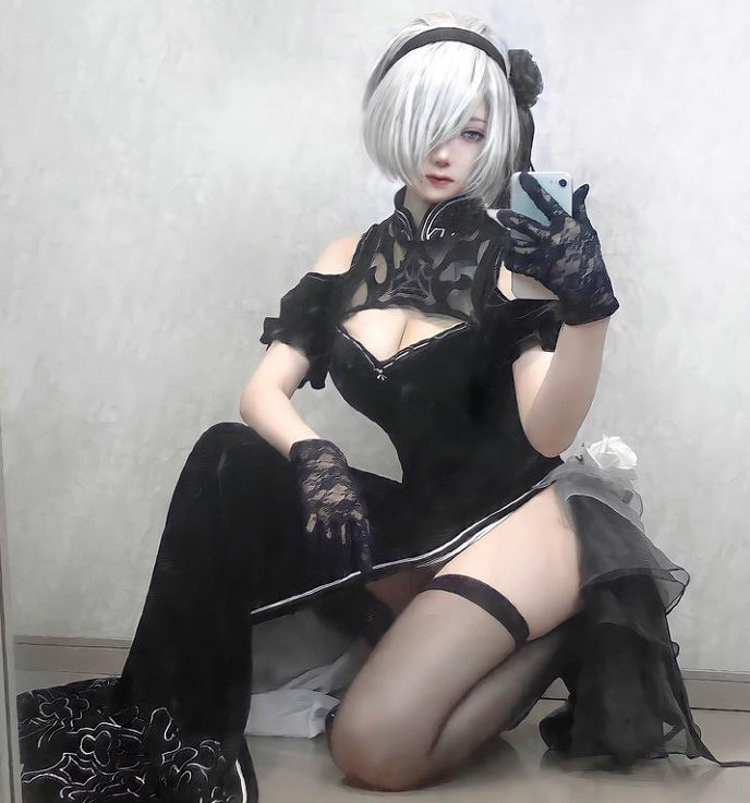 櫻花妹COS《尼爾》：黑色蕾絲高叉背心超性感2B小姐姐