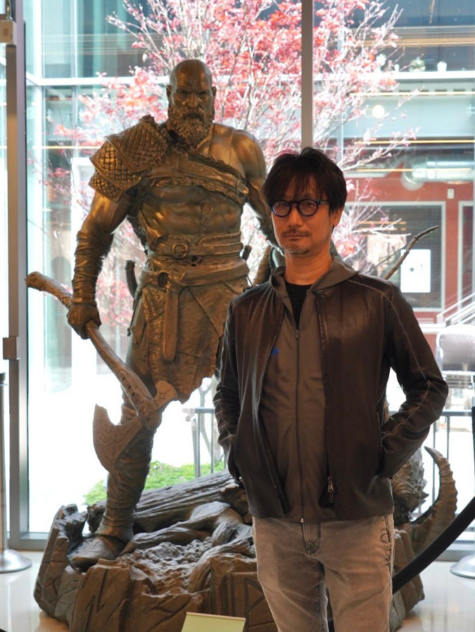 小島秀夫曬《戰神》奎托斯銅像合影！模仿經典姿勢！