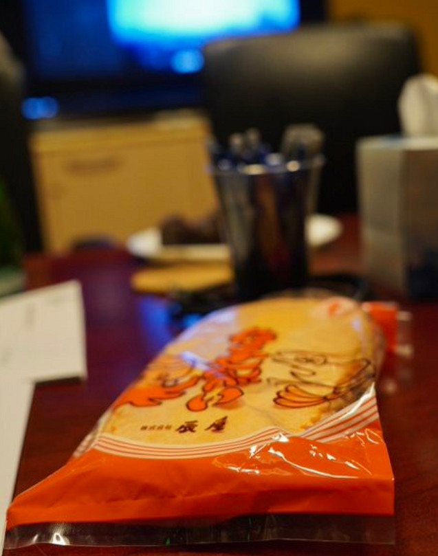 小島秀夫曬《戰神》奎托斯銅像合影！模仿經典姿勢！