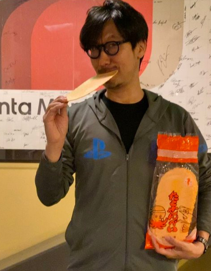 小島秀夫曬《戰神》奎托斯銅像合影！模仿經典姿勢！