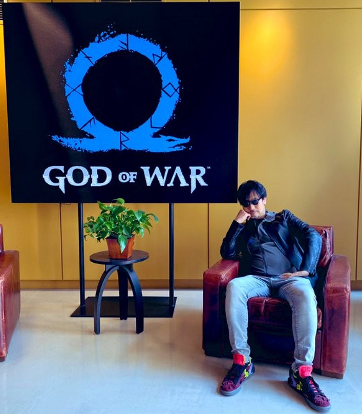 小島秀夫曬《戰神》奎托斯銅像合影！模仿經典姿勢！