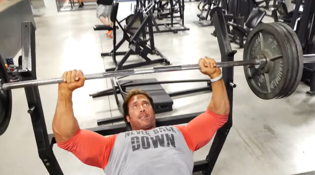 這個滿臉蚌埠住的肌肉猛男，怎麽成了當下最熱的表情包？