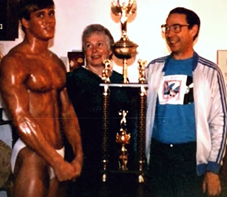 這個滿臉蚌埠住的肌肉猛男，怎麽成了當下最熱的表情包？