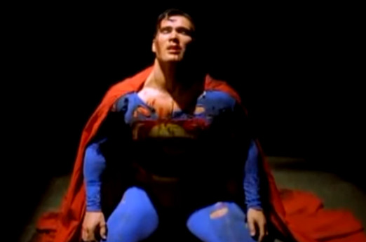 這個滿臉蚌埠住的肌肉猛男，怎麽成了當下最熱的表情包？