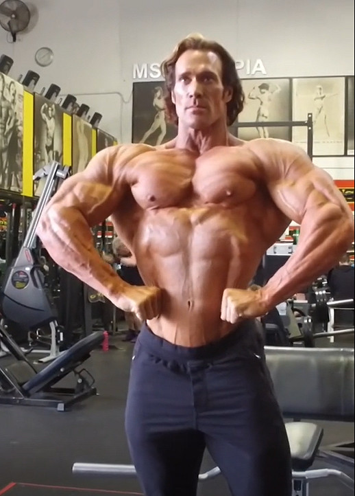 這個滿臉蚌埠住的肌肉猛男，怎麽成了當下最熱的表情包？