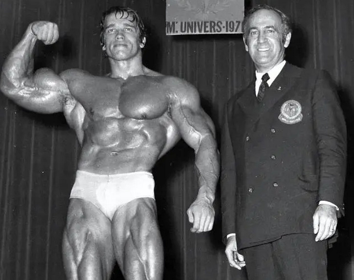 這個滿臉蚌埠住的肌肉猛男，怎麽成了當下最熱的表情包？