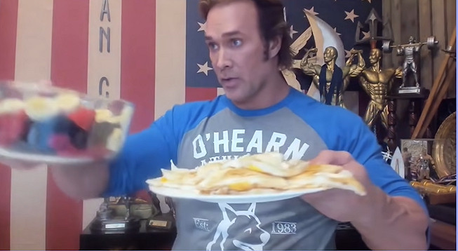 這個滿臉蚌埠住的肌肉猛男，怎麽成了當下最熱的表情包？