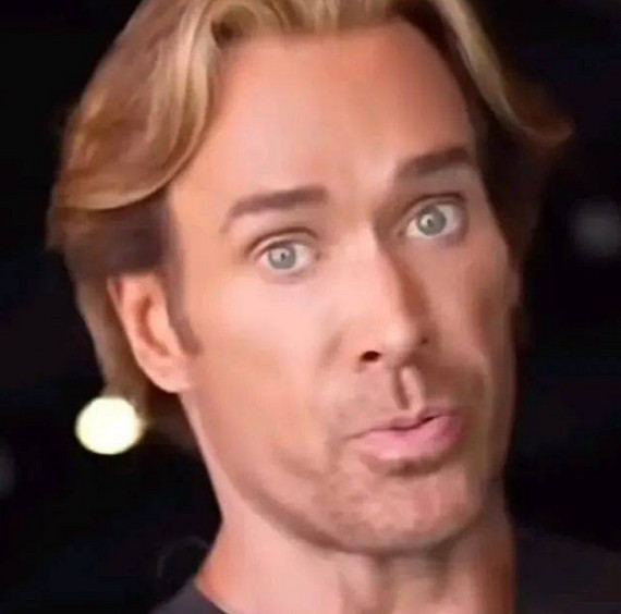 這個滿臉蚌埠住的肌肉猛男，怎麽成了當下最熱的表情包？