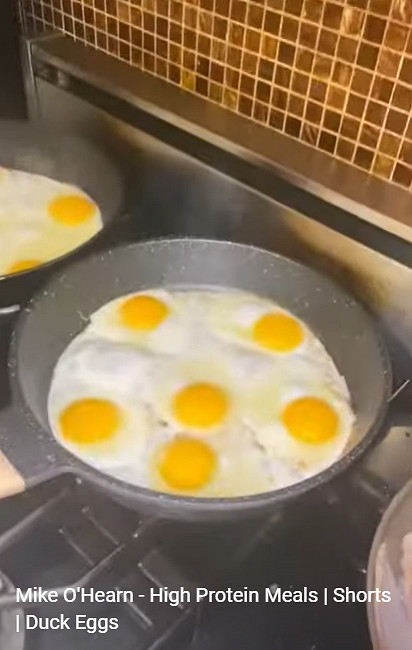 這個滿臉蚌埠住的肌肉猛男，怎麽成了當下最熱的表情包？