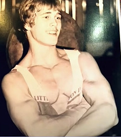 這個滿臉蚌埠住的肌肉猛男，怎麽成了當下最熱的表情包？