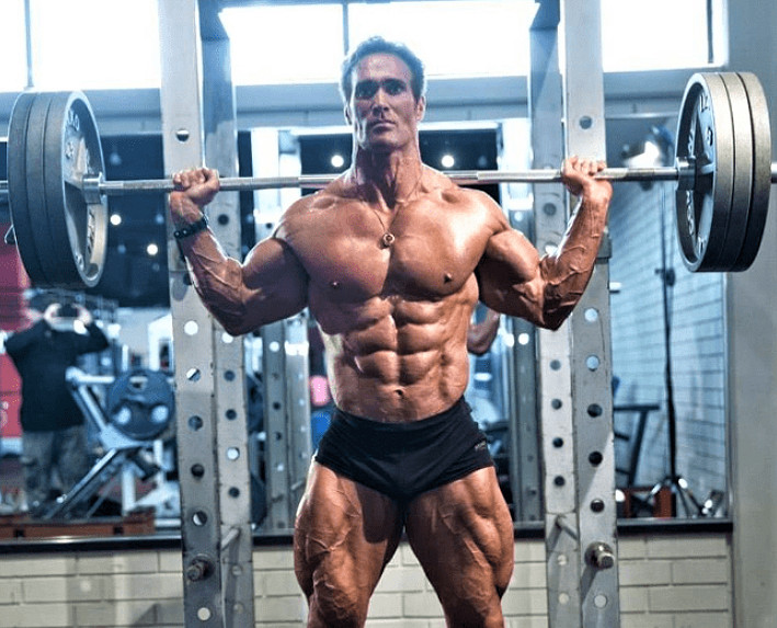 這個滿臉蚌埠住的肌肉猛男，怎麽成了當下最熱的表情包？