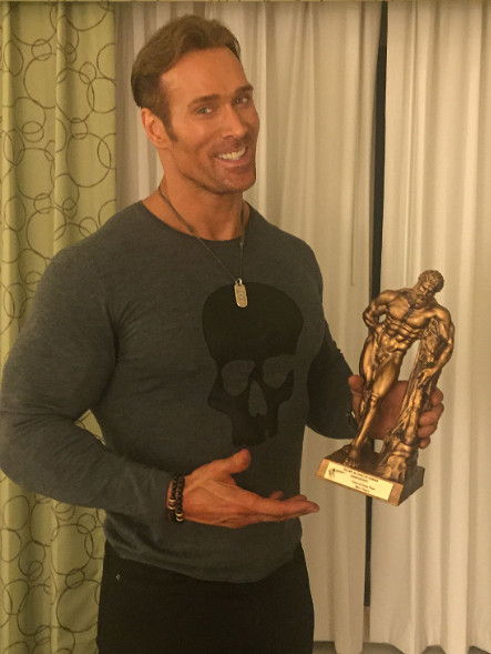 這個滿臉蚌埠住的肌肉猛男，怎麽成了當下最熱的表情包？