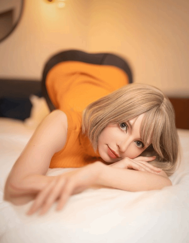 《惡靈古堡4重製版》阿什莉演員曝COS照：嫵媚誘惑！