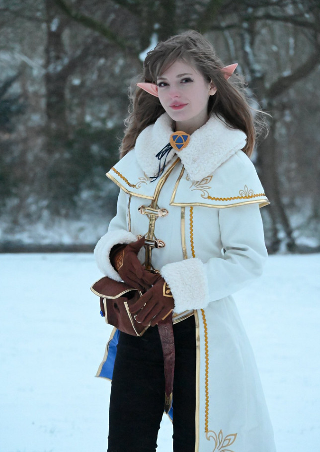 《生化4re》阿什莉臉模塞爾達cos:雪地中鼻尖微微發紅 《生化4re》阿什莉臉模塞爾達cos:雪地中鼻尖微微發紅