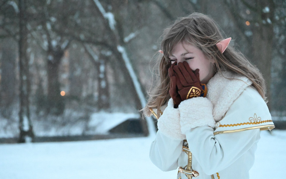 《生化4re》阿什莉臉模塞爾達cos:雪地中鼻尖微微發紅 《生化4re》阿什莉臉模塞爾達cos:雪地中鼻尖微微發紅