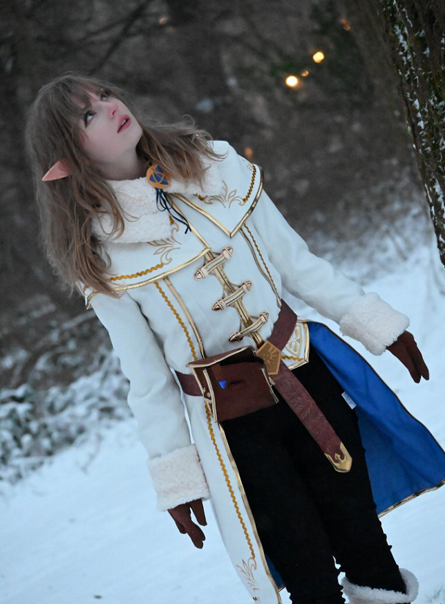 《生化4re》阿什莉臉模塞爾達cos:雪地中鼻尖微微發紅 《生化4re》阿什莉臉模塞爾達cos:雪地中鼻尖微微發紅