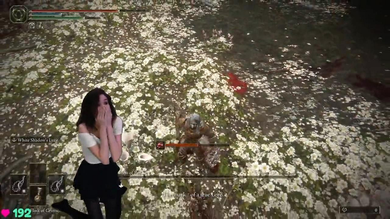 黑絲美女主播玩《艾爾登法環》 體感控制擊敗女武神