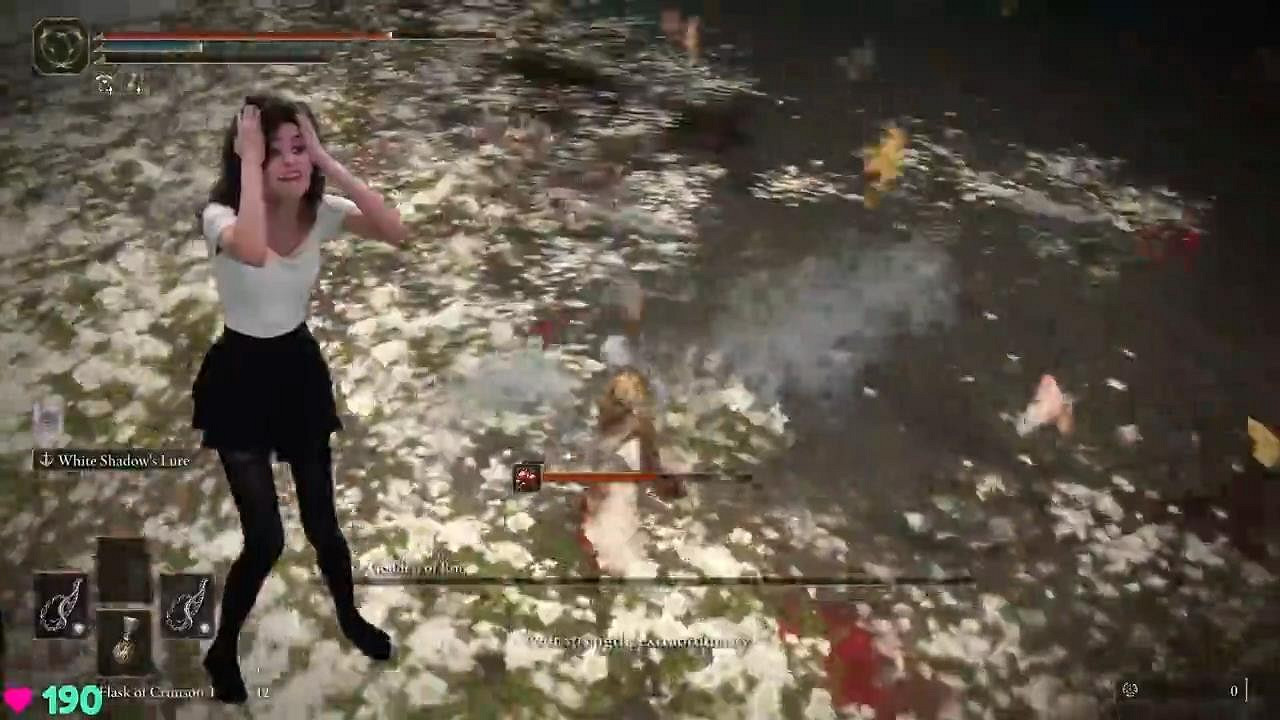 黑絲美女主播玩《艾爾登法環》 體感控制擊敗女武神