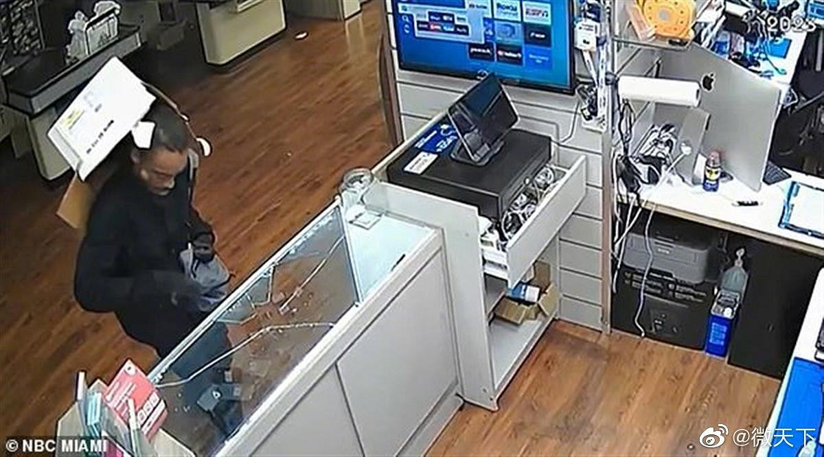 真人版《潛龍諜影》?男子頭戴白色紙箱搶iPhone被抓 真人版《潛龍諜影》?男子頭戴白色紙箱搶iPhone被抓