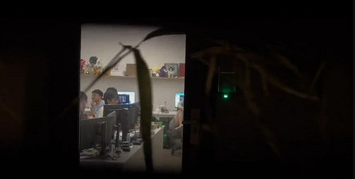 Uzi現身EDG基地!網友等不住官宣連夜爬大樹拍照 Uzi現身EDG基地!網友等不住官宣連夜爬大樹拍照