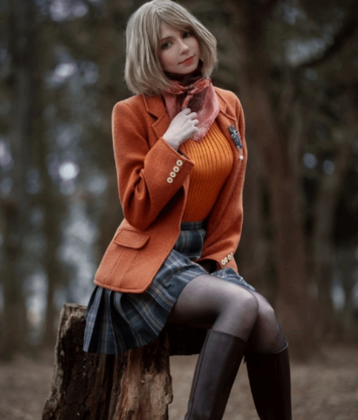 《生化4RE》阿什莉演員分享新COS照！黑絲美腿超吸睛