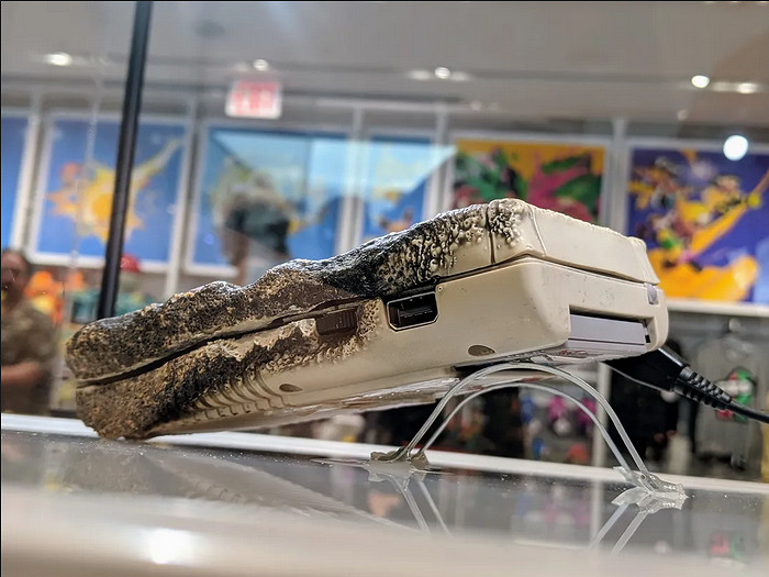 海灣戰爭倖存的傳奇Game Boy已從紐約任天堂展廳移除 海灣戰爭倖存的傳奇Game Boy已從紐約任天堂展廳移除