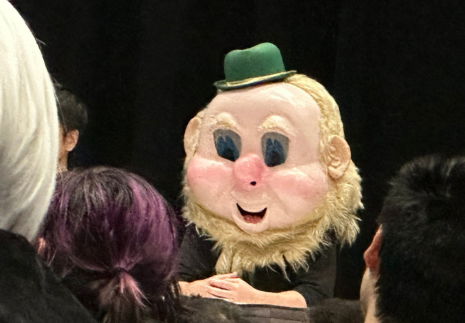 橫尾太郎戴新頭套現身活動！艾米爾頭套似乎下落不明