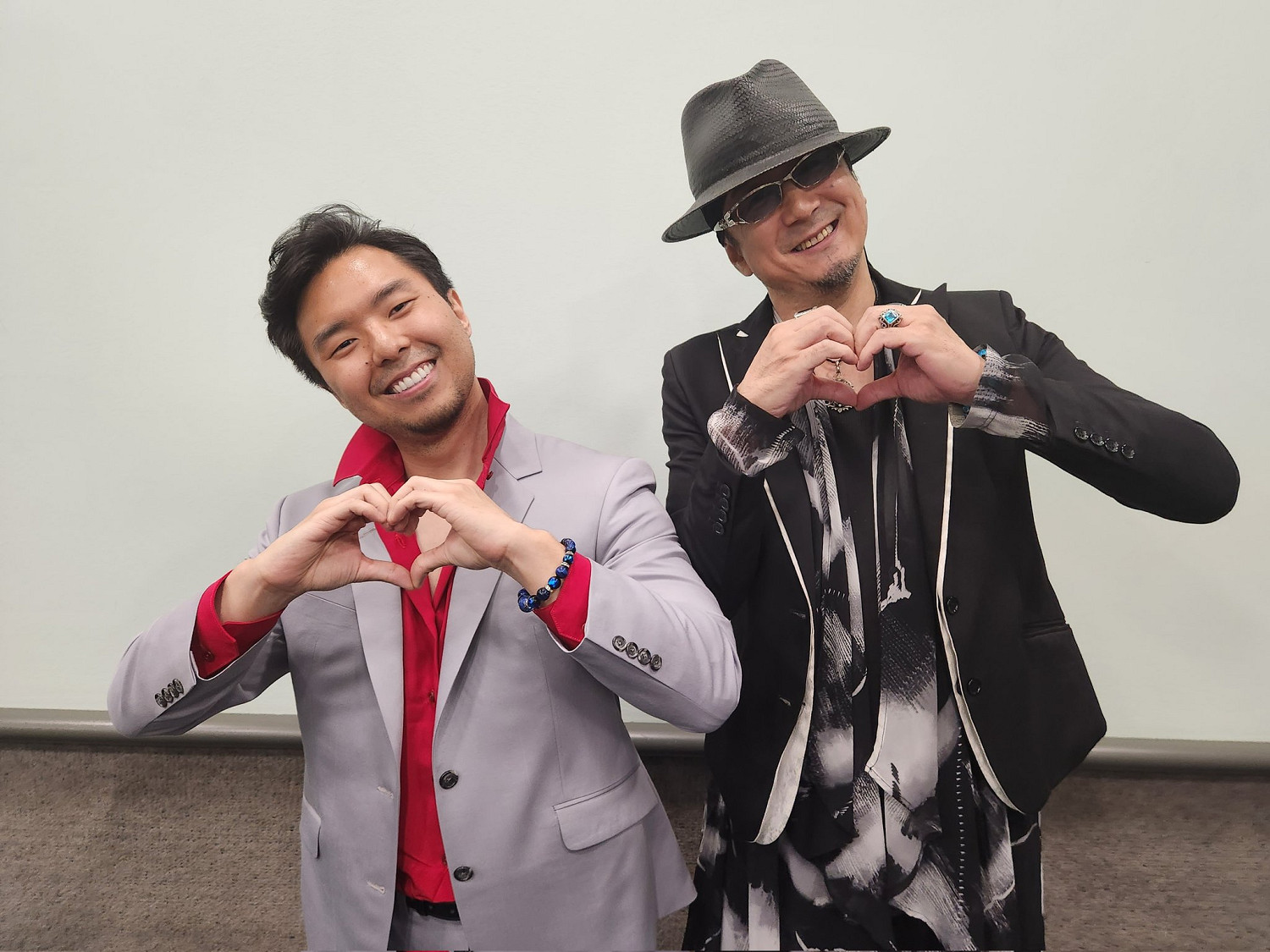 《人中之龍8》桐生一馬日英文配音演員見面：合影比心心