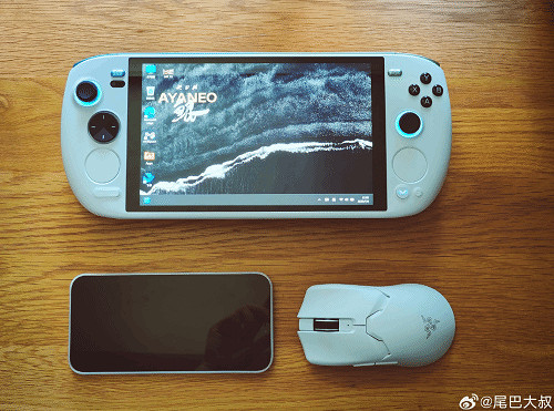 AYANEO新款PC掌機「KUN鯤」亮相：8.4英寸大螢幕超爽